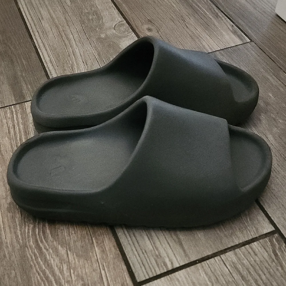 Adidas Boys Yeezy Slide Sandals in Charcoal - Picture 2 of 5